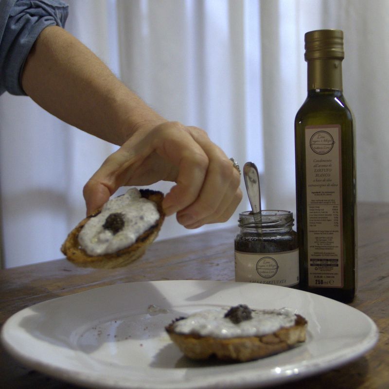 Crostini con crema di burrata e salsa tartufata nera